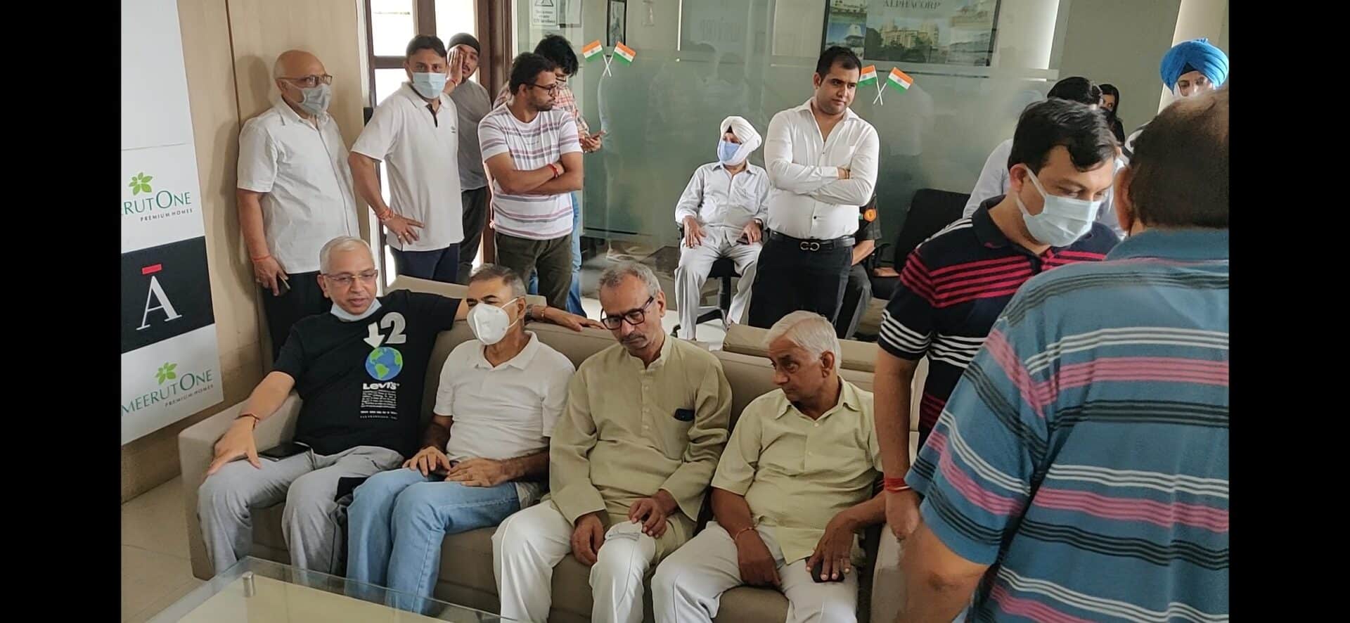 बिल्डर की वादाखिलाफी के चलते सोसाइटी वालो की जान खतरे में,मेरठ वन सोसाइटी के लोगो का हंगामा