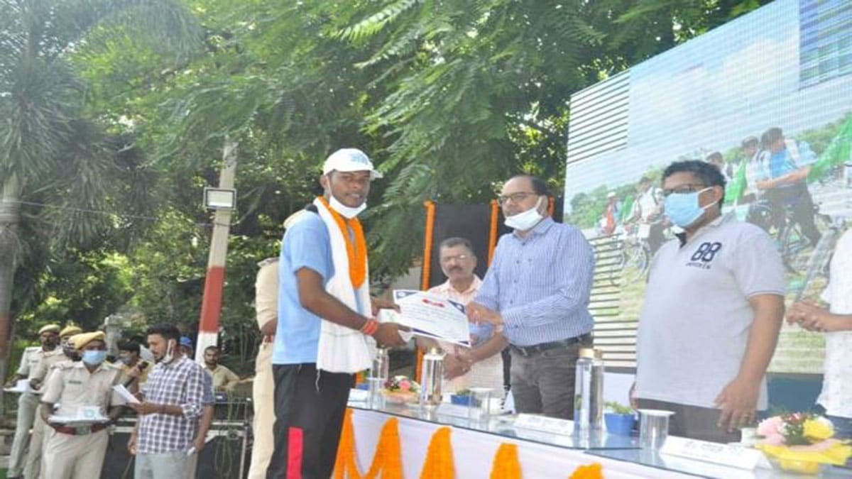 विश्व नदी दिवस के अवसर पर सम्मानित हुए देवघर के राजेंद्र