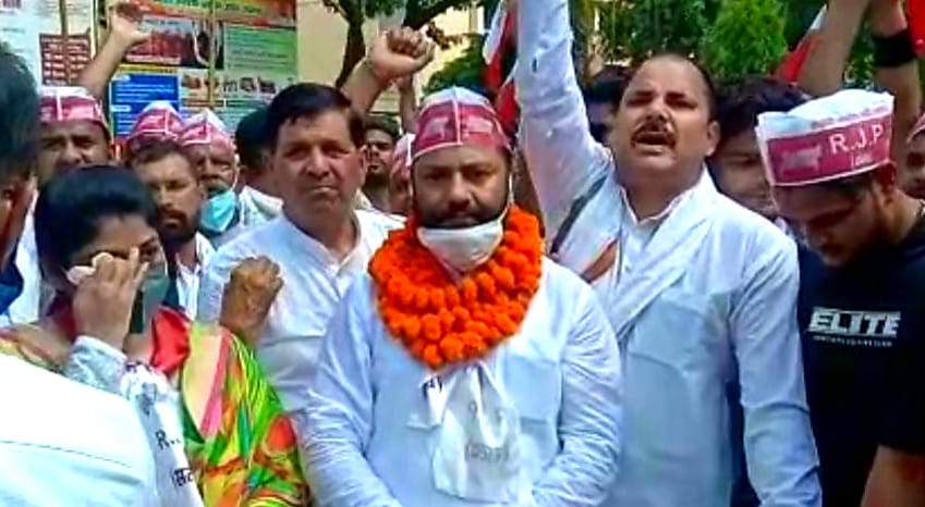 राष्ट्रवादी जनलोक पार्टी (सत्य) ने प्रदेश सरकार पर इतिहास के साथ छेड़छाड़ का आरोप लगाते हुए किया प्रदर्शन