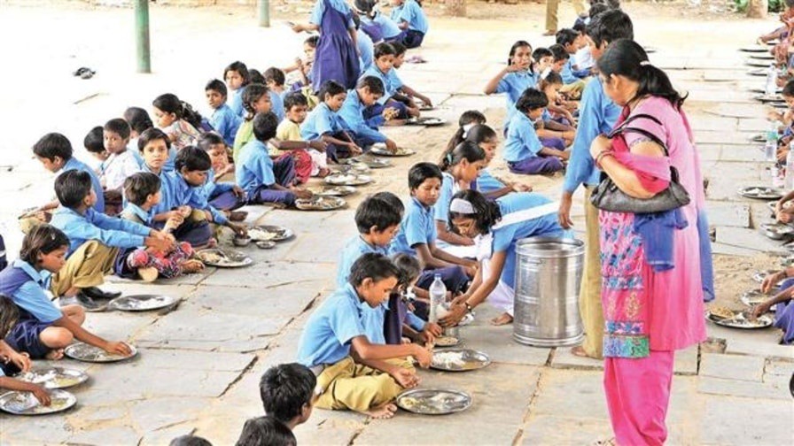 मिड डे मील योजना का स्वरूप बदल कर अब पीएम पोषण योजना के अंतर्गत बदले नियम के बाद मिलेगा भोजन