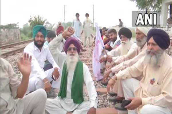 अपनी मांगों को ले कर किसान रेलवे ट्रैक पर, हरियाणा ,बिहार ,कर्नाटक,में रेल सेवाएं बाधित