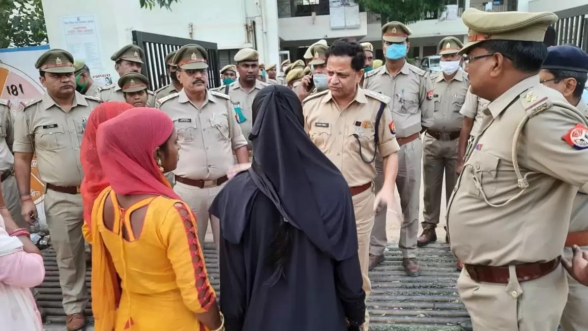 एसपी कमलेश दीक्षित ने स्टाफ को फरियादी  महिलाओं के साथ बदसलूकी पर लगाई लताड़ ।