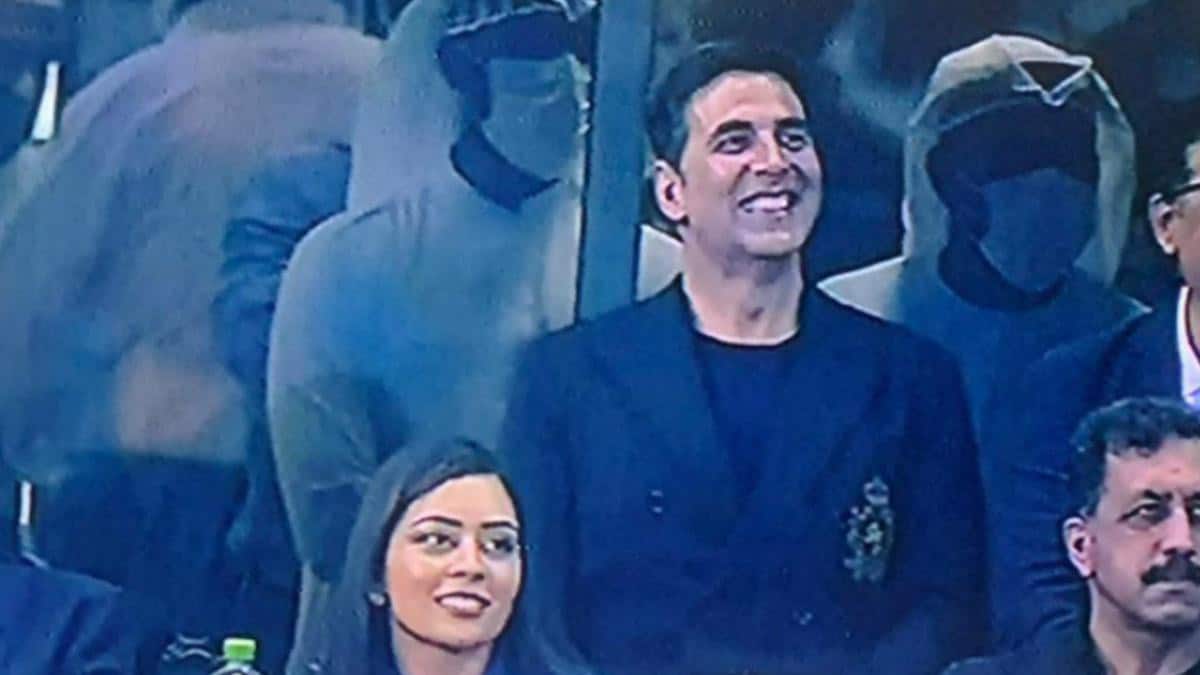 भारत की हार बरदाश्त न कर पाने के कारण अक्षय से रोया भी नही गया ।