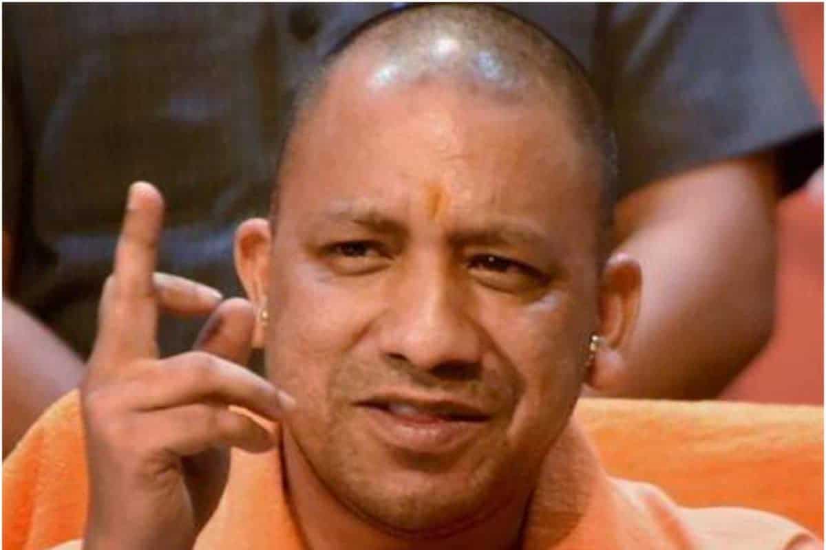 आरोप प्रत्यारोप के बीच योगी जी नही है पीछे,अखिलेश यादव को कह गए लूटेरा, अपराधी।