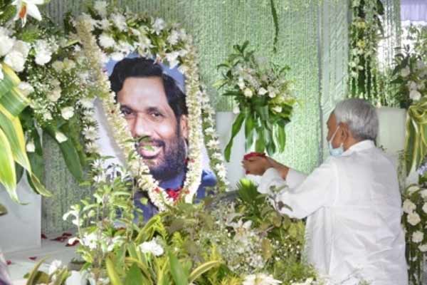 लोजपा कार्यालय में हुआ पूर्व केंद्रीय मंत्री रामविलास की पुण्यतिथि समारोह, CM नितीश ने अर्पित की श्रद्धांजलि&nbsp;