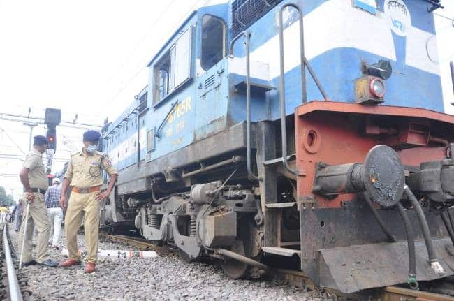Big mistake of railway - ताप्ती गंगा का इंजन पटरी से उतरा