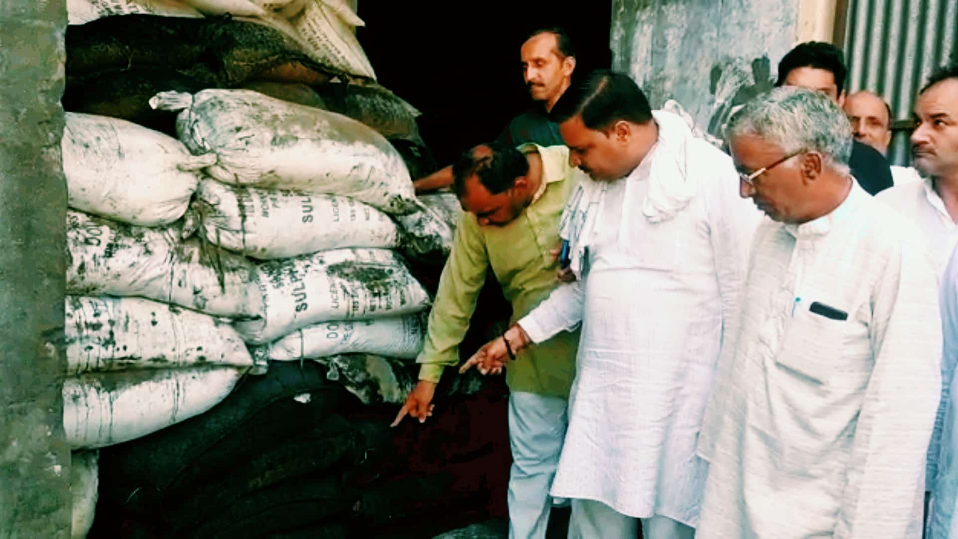 सहकारी शुगर मिल के गौदाम में सड़ गयी करोडो रुपये की चीनी
