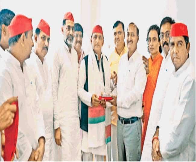 गौतमबुद्ध नगर के 10 बड़े नेता हुए साइकिल पर सवार ,उड़ने लगी सपा की साइकिल