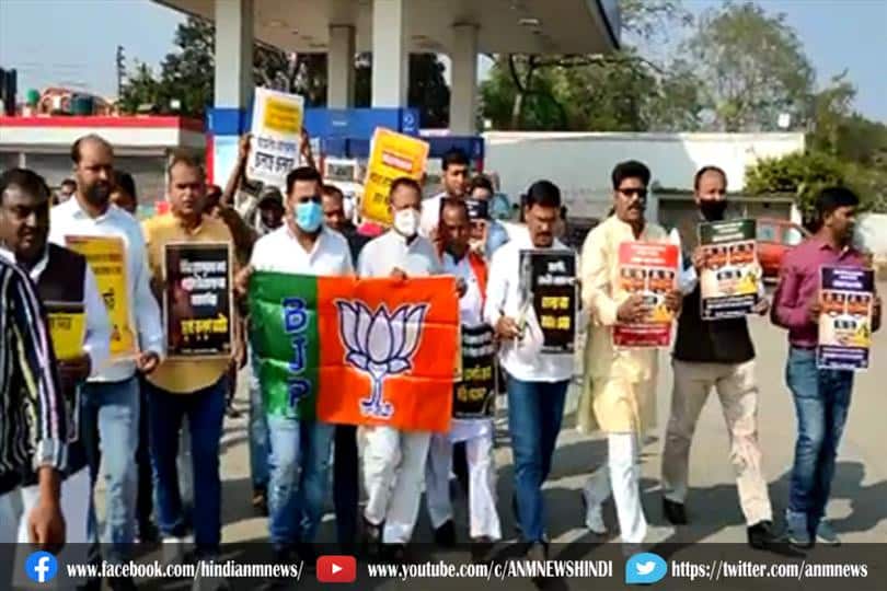 पेट्रोल और डीजल के दामों मे कोई राहत न होने पर बीजेपी कार्यकर्ता सड़कों पर।