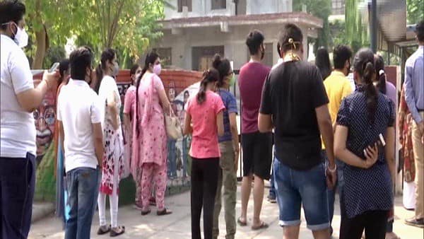कोविड प्रोटोकॉल की उड़ रही धज्जियां तो बढ़ने लगे संक्रमण के मामले ।