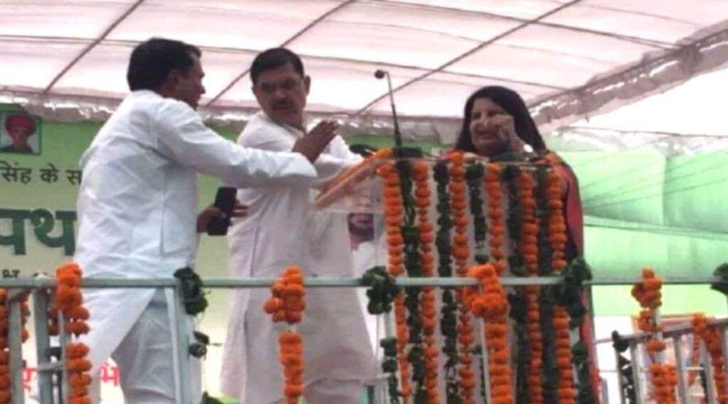 आशीर्वाद पथ रैली के मंच पर  जिलाध्यक्ष के साथ अभद्रता,महिला ने दिया पद से इस्तीफा।