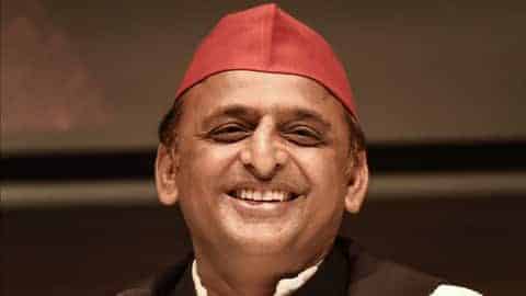 अपने कारवाँ के लिए रास्ता बनाते अखिलेश,बढ़ा रहे अपनी पार्टी की ताक़त |
