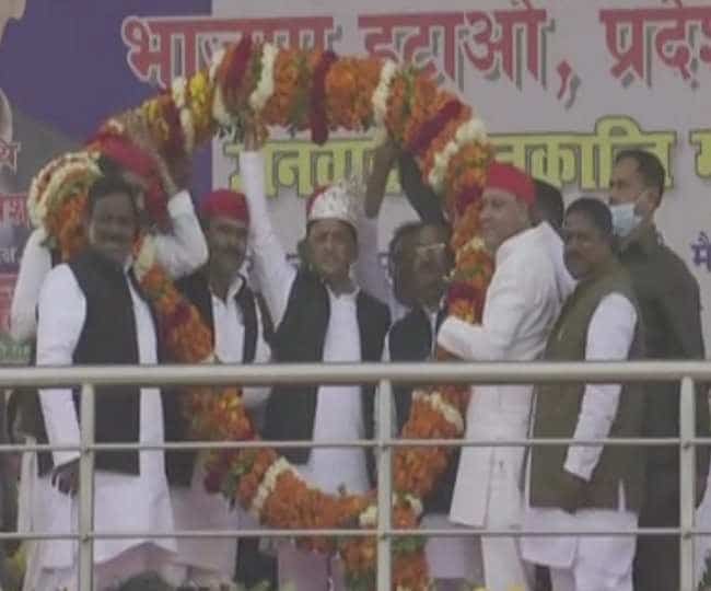 जनवादी के मंच से अखिलेश ने भाजपा को हराने के लिए एकजुटता का दिया संदेश |