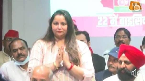बसपा से किनारा करके सपा मे आई पूर्व सांसद की बेटी दिव्या गंगवार ।