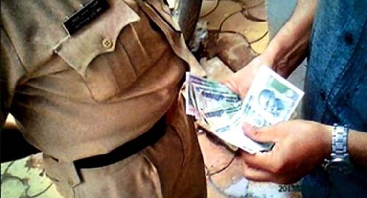 यूपी का हाल बेहाल,रिश्वत लेते दरोगा समेत दो अन्य कर्मचारी धरे गए |