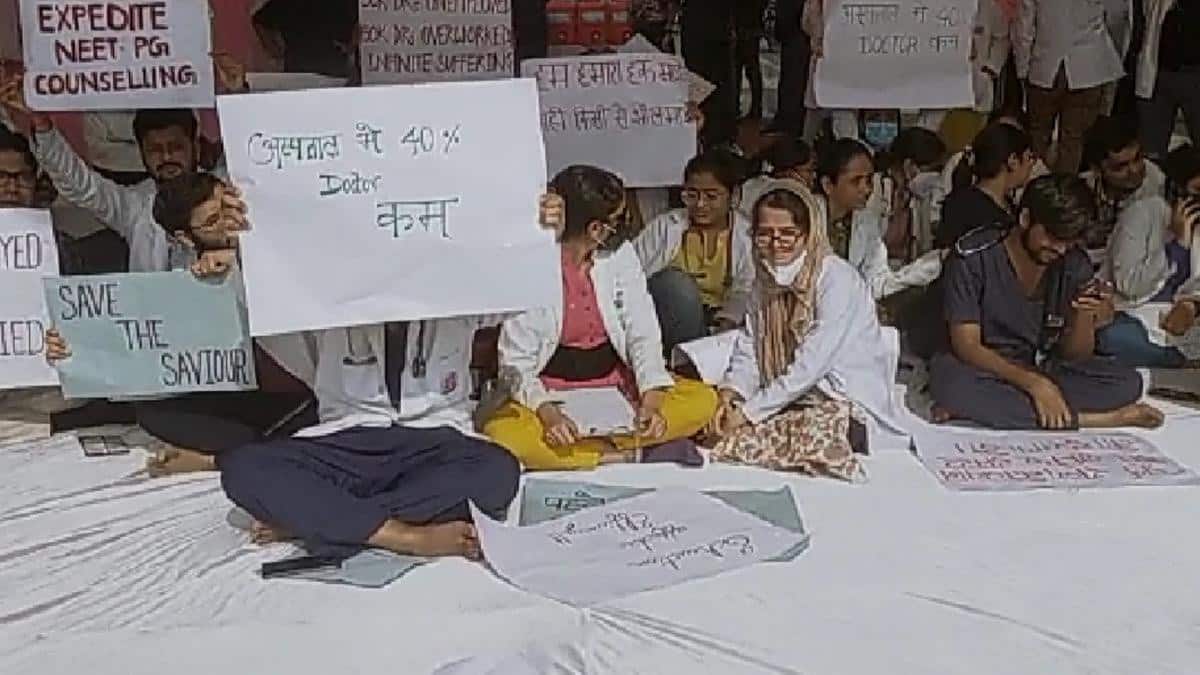 NEET काउंसलिंग में हो रही देरी से भड़के डॉक्टर, दे रहे धरना,&nbsp;|
