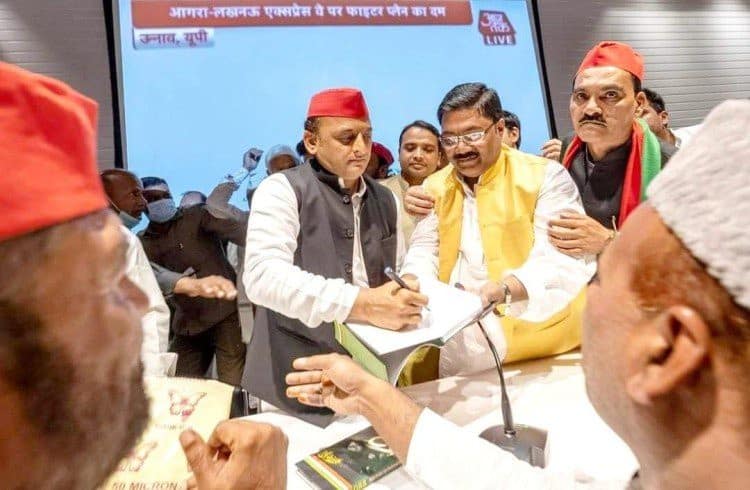 एएमयू के छात्र नेता यासीन गाजी व अदनान अहमद ने लखनऊ में थामा सपा का हाथ।