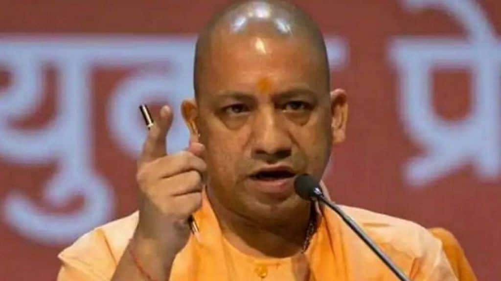 केंद्र ने घटाया टैक्स तो यूपी में भी कम हुए पेट्रोल और डीज़ल के दाम।