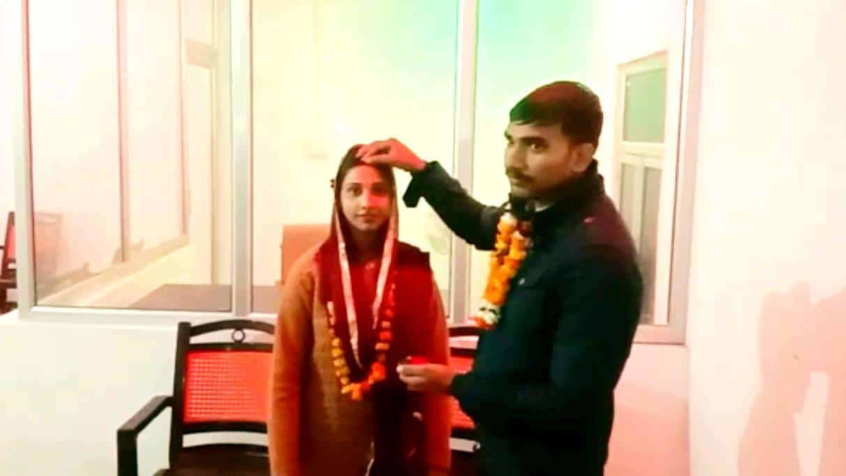 पुलिस आफिस में ही प्रेमी ने प्रेमिका की मांग भर रचायी शादी