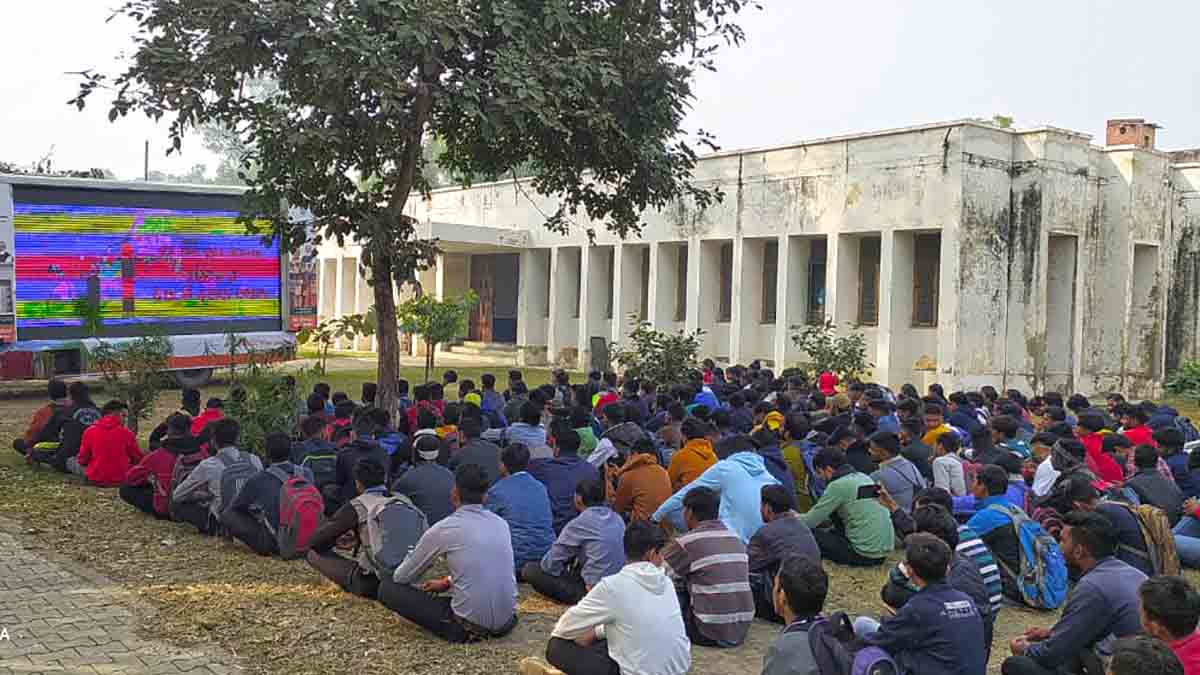 प्रदेश के छात्र छात्राओं को एक करोड़ मुफ्त टेबलेट व स्मार्टफोन का वितरण शुरू