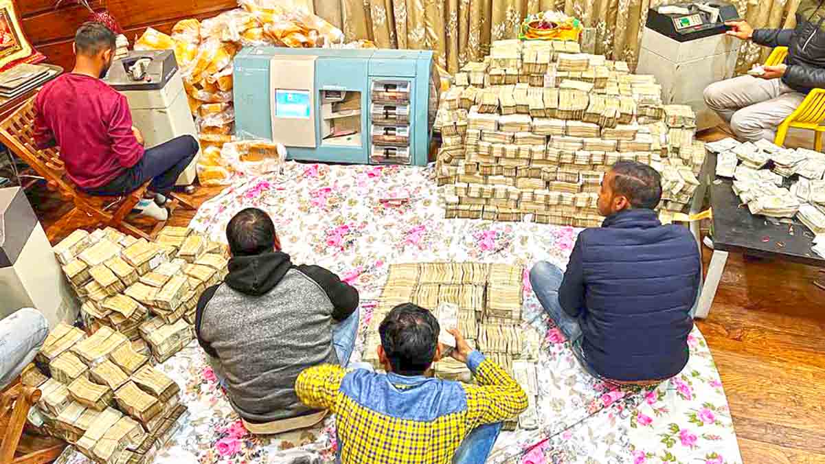 आयकर विभाग को इत्र व्यापारी के यंहा छापे में 150 करोड़ कैश मिला