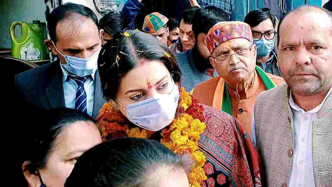 स्मृति ईरानी ने मेरठ में किया डोर टू डोर जन संपर्क