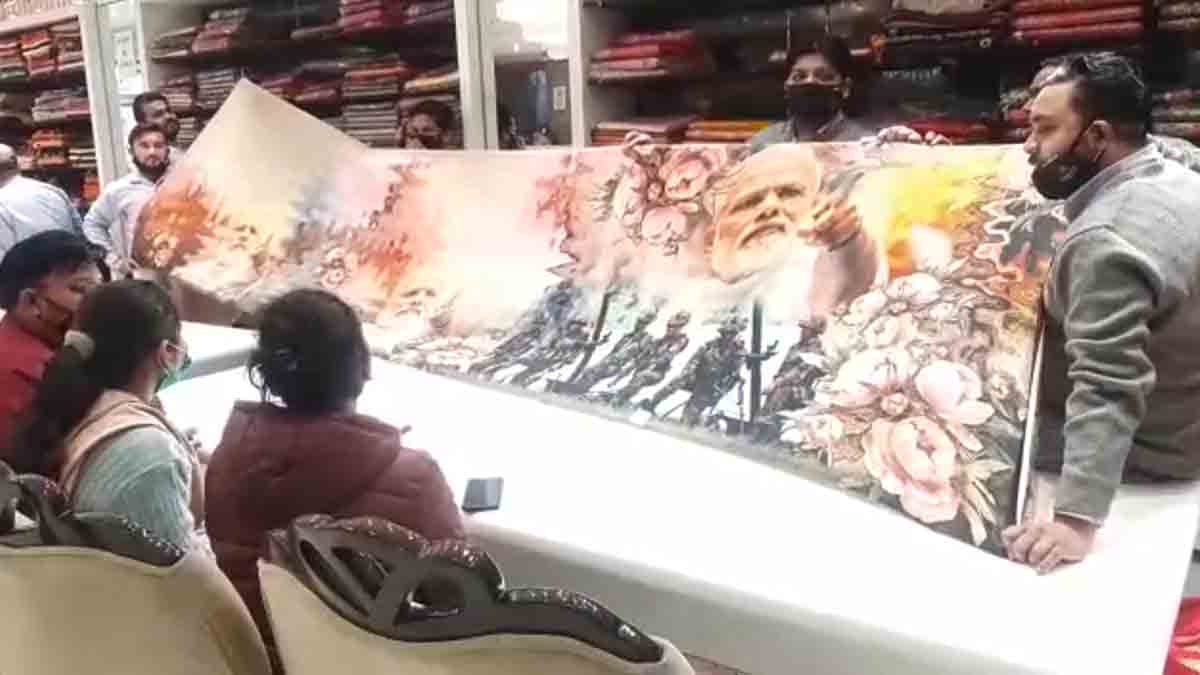 साड़ियों पर मोदी-योगी के चित्रों से भी हो रहा है प्रचार