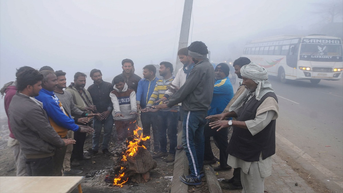 यूपी में हाड़ कंपा देने वाली ठंड से अभी राहत नहीं , घने कोहरे और खराब हवा ने बढ़ाई लोगों की मुश्किलें