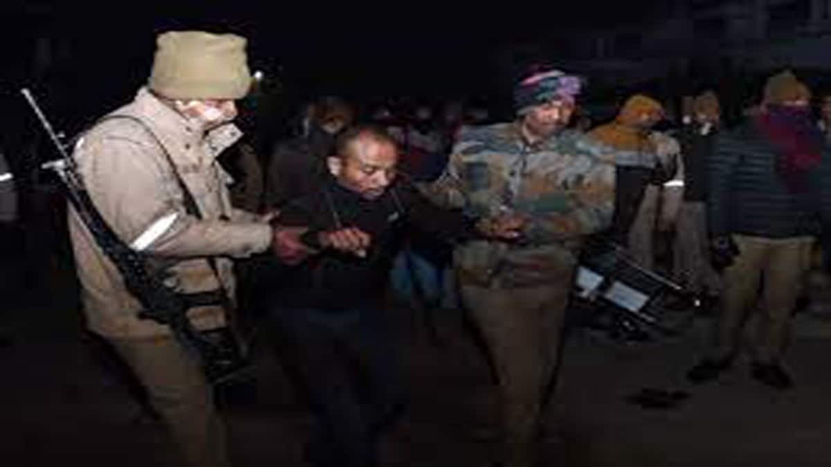 अमेरिका में रह रहे बेटे ने पकड़ी चोरी, पुलिस कार्रवाई में जमकर हुई फायरिंग