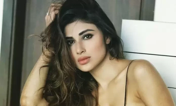 मोनी रॉय की ये फोटो देख फैंस के उड़े होश