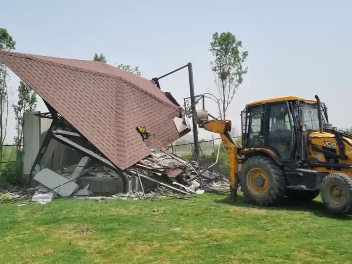 नोएडा में अवैध फार्म हाउस पर चला बुलडोजर, कई करोड़ की जमीन को करवाया खाली