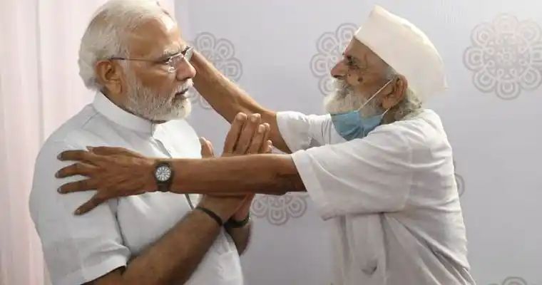 पीएम मोदी मिले अपने शिक्षक से, एक दूसरे से मिल दोनों हुए भावुक