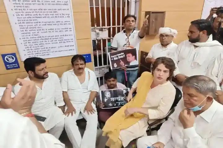 हिरासत में लिए गए कांग्रेस के दिग्गज नेताओं से मिलीं प्रियंका गांधी