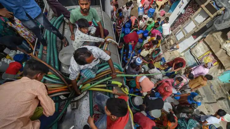 गर्मी से सूख रहा राजधानी का गला, पानी की है किल्लत