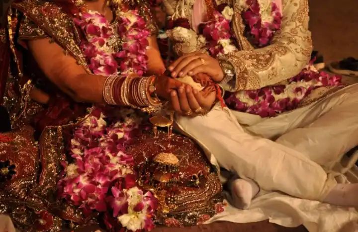 अपने से 5 साल छोटे प्रेमी के साथ फरार हुई दो बच्चों की मां