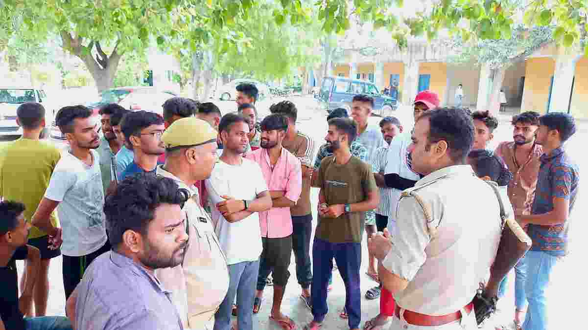 मैडम ने छात्रों की राखियां और कलावे काटे तो हिंदू संगठनों ने कॉलेज पर किया हंगामा