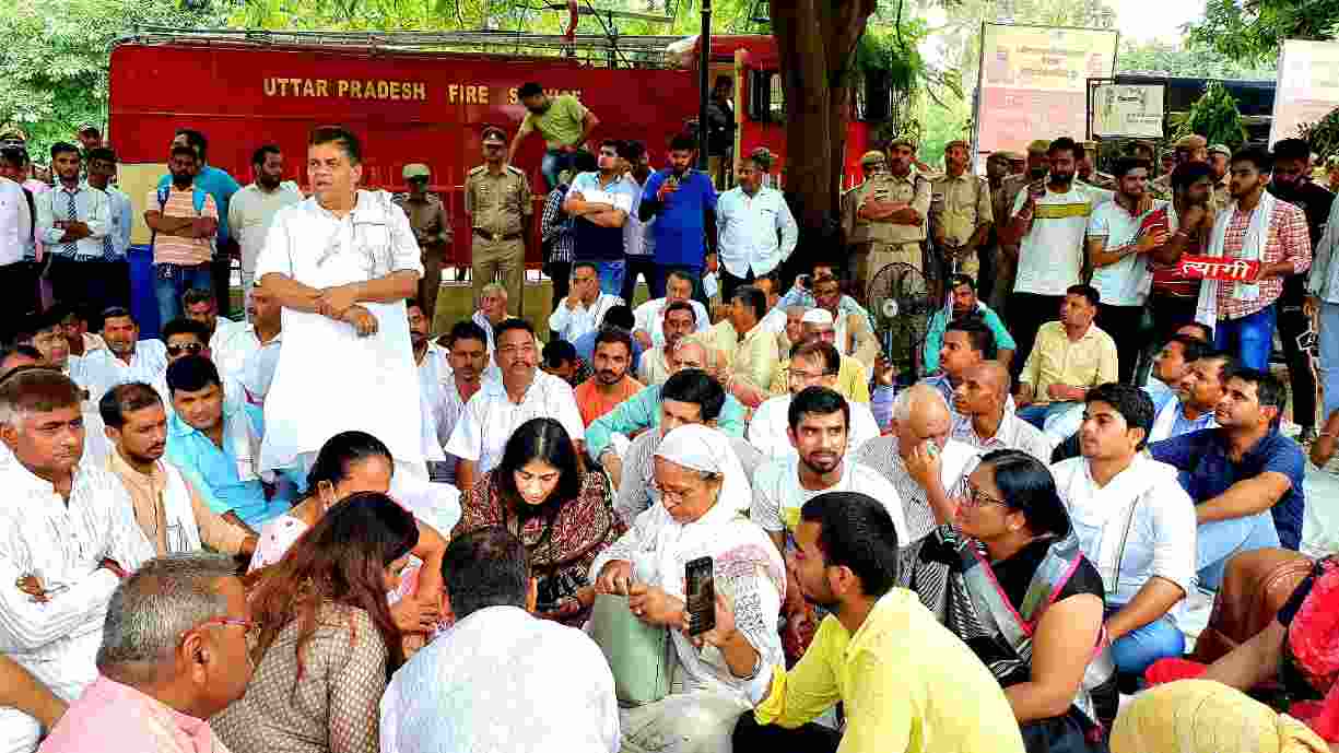 CM yogi से चंद कदमों की दूरी पर Shrikant tyagi की पत्नी अन्नु त्यागी का धरना, छावनी में तब्दील रहा इलाका