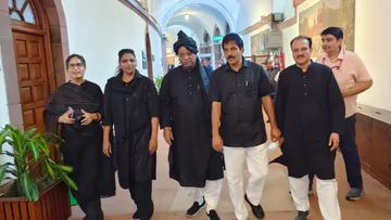 महंगाई पर हल्ला बोल: संसद से लेकर सड़कों तक सब ब्लैक, कांग्रेसी सांसदों का संसद से राष्ट्रपति भवन तक काले कपड़ों में मार्च जारी