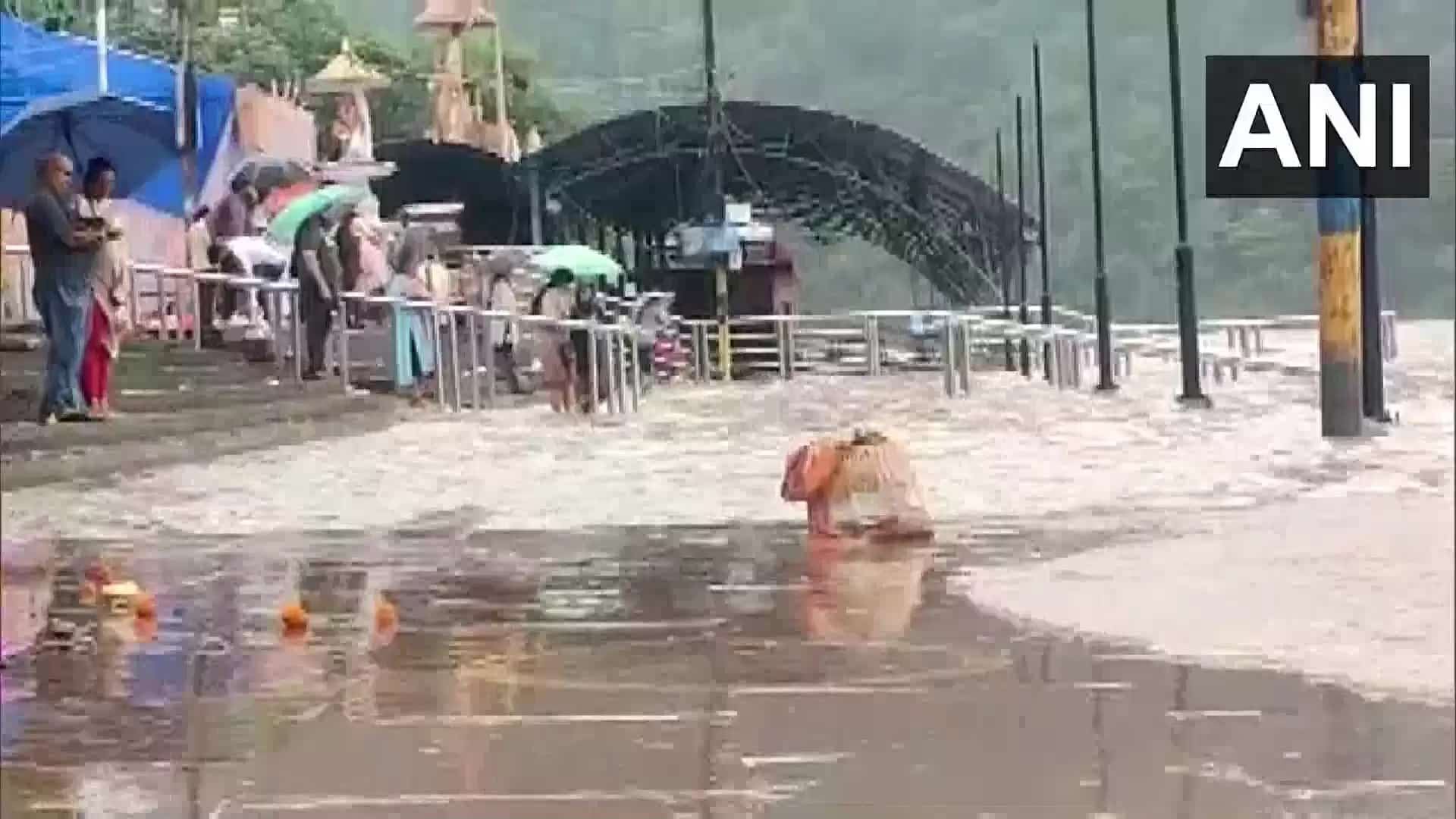 इन राज्यों में भारी बारिश से जनजीवन हुआ प्रभावित, बाढ़ के कारण लोगों ने जान भी गवाई
