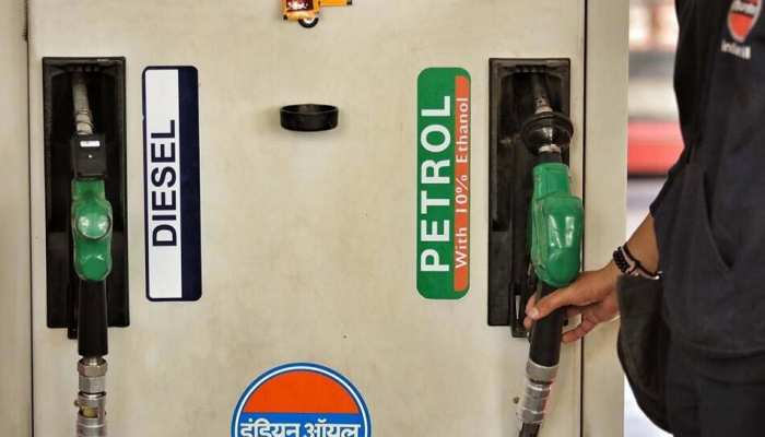 Petrol-Diesel Price: कर्मिशियल सिलेंडर के बाद सस्ता हुआ पेट्रोल डीजल के दाम, जाने क्या हैं आपके शहर के नए रेट