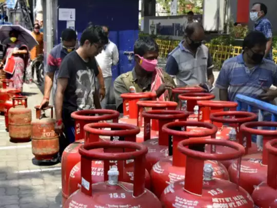 LPG GAS RATE: एक बार फिर घटे गैस के दाम, जाने क्या है पेट्रोल डीजल के दाम?
