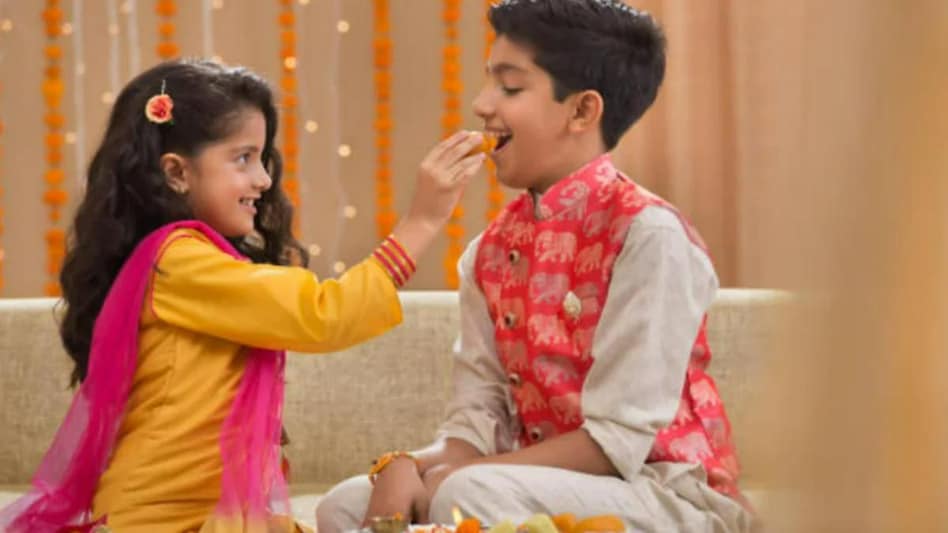 Bhai Dooj Date 2022: आज है भाई दूज, इस मंत्र का जाप कर टीका करने से बढ़ेंगी भाई की उम्र