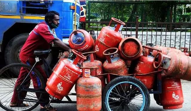 खुशखबरी: त्याहरों के बाद घट गए सिलेंडर के दाम, इसी महीने के पहली तारीख से होंगे लागू