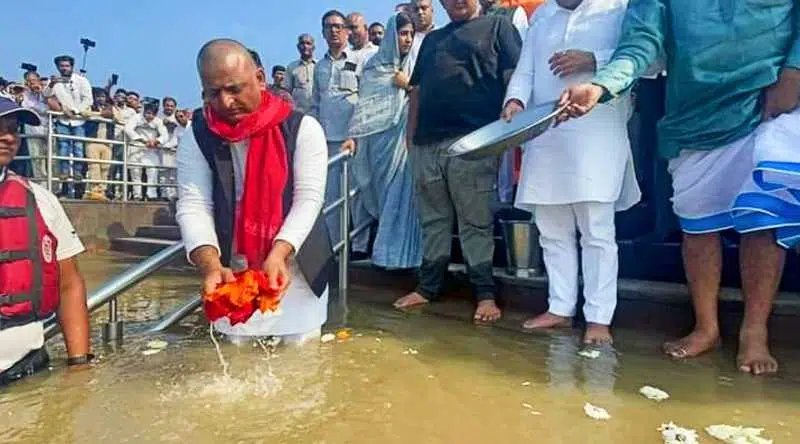 Mulayam singh yadav की अस्थियों का हरिद्वार में विसर्जन