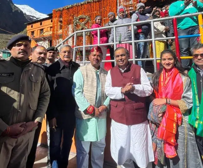 परिवार संग बद्रीनाथ Badrinath पहुंचे मुकेश अंबानी…की पूजा अर्चना