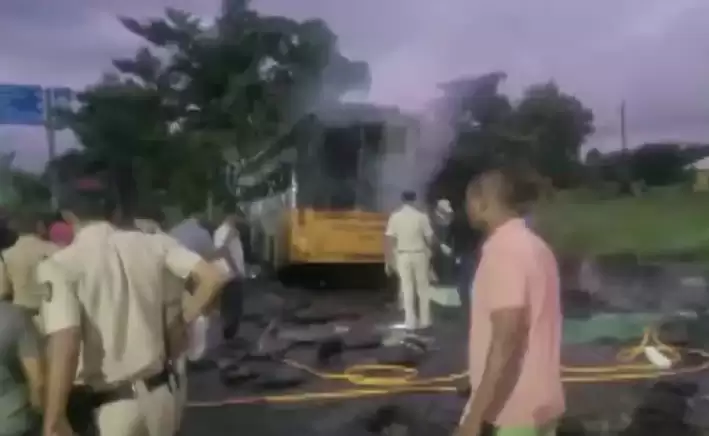 यहां यात्रियों से भरी बस में लगी आग, जिंदा जले 11 लोग
