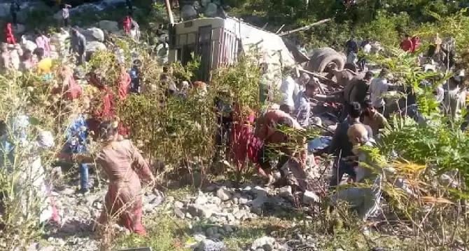 भीषण हादसा: यहां खाई में जा गिरी बस, 11 लोगों की मौत, कई घायल