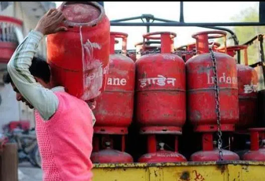 आज से हुए ये बड़े बदलाव, LPG सिलेंडर हुआ सस्ता