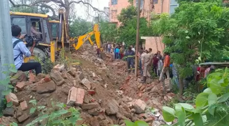 दुखद हादसा: यहां दीवार गिरने से 4 लोगों की मौत, कई मलबे में दबे