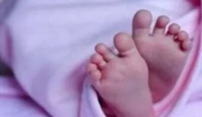 यूपी : मासूम के शव को कंधे पर लादकर कई किलोमीटर चला पिता, अस्पताल ने नहीं की मदद…